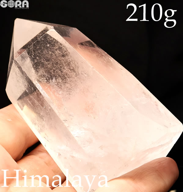 【世界屈指の産地から届いた逸品】ヒマラヤ産水晶ポイント 標高5,000m超の高地で採掘された希少な天然水晶｜大自然のエネルギーを感じる一点物 こちらはヒマラヤ山脈で採掘された、高品質な水晶ポイントです。 世界でも屈指の霊峰として知られるこの地で産出される水晶は、 凛とした存在感と、どこか神秘的な雰囲気をまとっています。 ヒマラヤ地域は、古来より精神的・文化的な中心地とされ、 その地で育まれた水晶には、自然の力強さと静けさが宿るといわれています。 水晶ポイントは、空間を清らかに整えるアイテムとして人気があり、 玄関・寝室・デスク周りなどに置くことで、穏やかな空気を演出してくれます。 ヒマラヤ産の水晶は採掘量が限られており、特に美しいポイント状の個体は入手困難。 こちらはその中でも品質・形状・雰囲気のバランスがとれた限定1点モノの貴重な品です。 希少なクラスター、ポイント、原石などなど モリオン クラスター　厳選仕入れ すべて1点モノ！ 希望の虹の輝き🌈アイリス水晶ポイント 透明度高め1点モノ