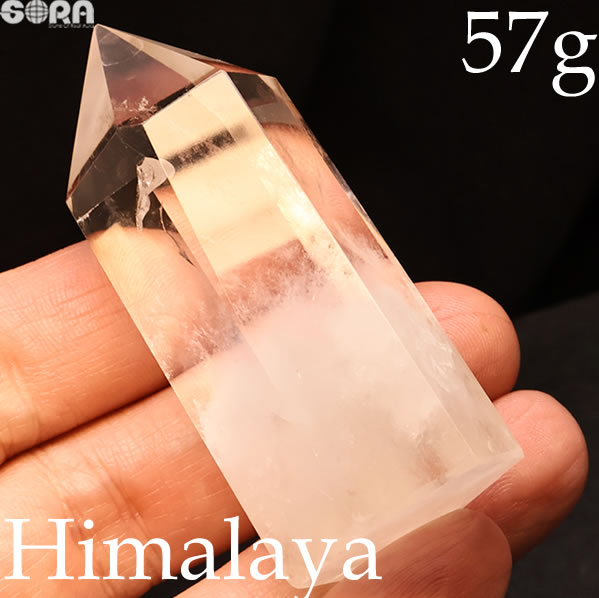 【世界屈指の産地から届いた逸品】ヒマラヤ産水晶ポイント 標高5,000m超の高地で採掘された希少な天然水晶｜大自然のエネルギーを感じる一点物 こちらはヒマラヤ山脈で採掘された、高品質な水晶ポイントです。 世界でも屈指の霊峰として知られるこの地で産出される水晶は、 凛とした存在感と、どこか神秘的な雰囲気をまとっています。 ヒマラヤ地域は、古来より精神的・文化的な中心地とされ、 その地で育まれた水晶には、自然の力強さと静けさが宿るといわれています。 水晶ポイントは、空間を清らかに整えるアイテムとして人気があり、 玄関・寝室・デスク周りなどに置くことで、穏やかな空気を演出してくれます。 ヒマラヤ産の水晶は採掘量が限られており、特に美しいポイント状の個体は入手困難。 こちらはその中でも品質・形状・雰囲気のバランスがとれた限定1点モノの貴重な品です。 希少なクラスター、ポイント、原石などなど モリオン クラスター　厳選仕入れ すべて1点モノ！ 希望の虹の輝き🌈アイリス水晶ポイント 透明度高め1点モノ