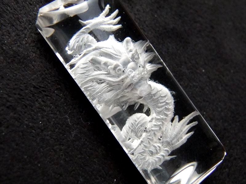 ●【天然水晶 龍彫り ペンダントトップ】サイズ 縦約35mm-37mm×幅約15mm 青竜 クリスタルトップのサムネイル