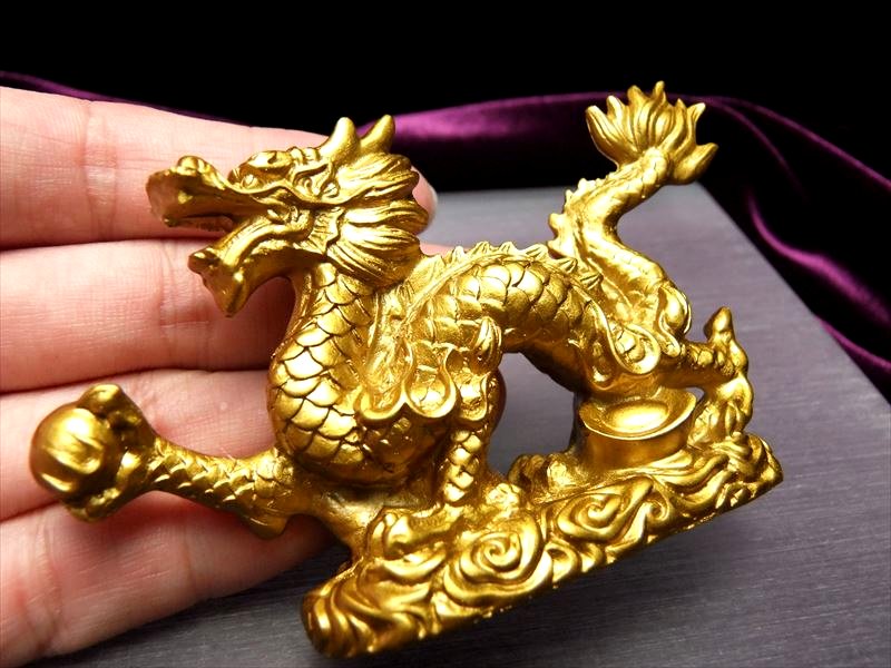●S 迫力満点 金龍モチーフ 玉持ち龍神（ドラゴン）置物 高さ約60mm 全長約100mm ディスプレイに【ok-s】【inmy】 パワーストーン 天然石の商品画像 3