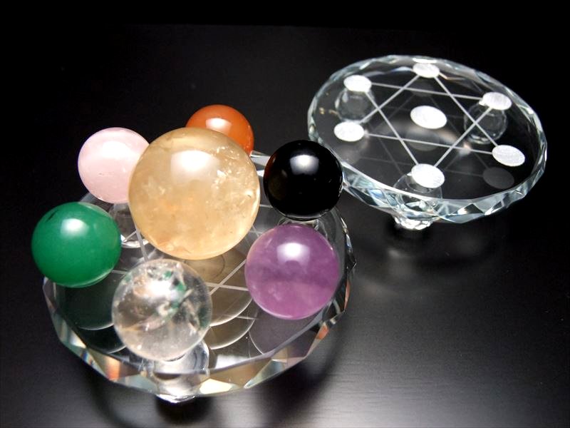 ●【高品質ガラス製 七星陣盤セット】大人気丸玉 チャクラ7種の天然石&七星陣盤の8点セット 盤の直径約80mm 中心の石 直径約30-32mm