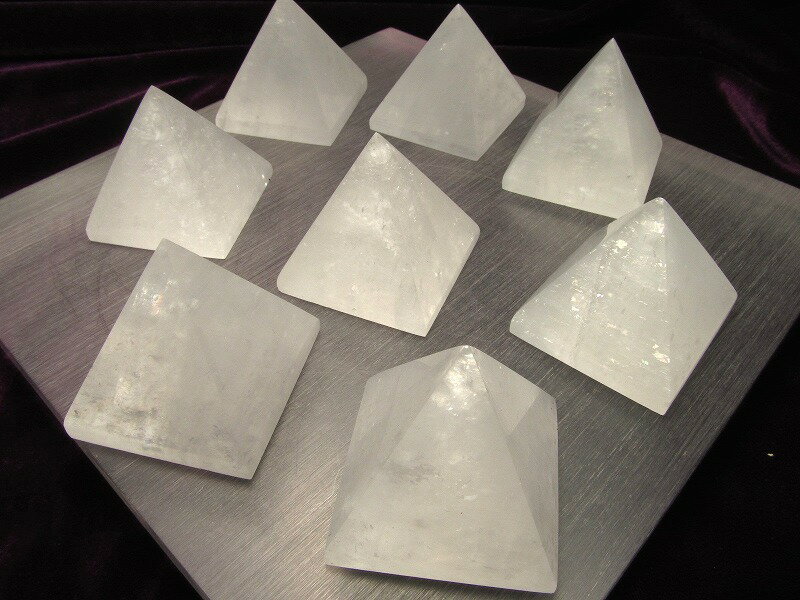 【ホワイトカルサイト ピラミッド】【重さ約140g-150g】強力な浄化の石