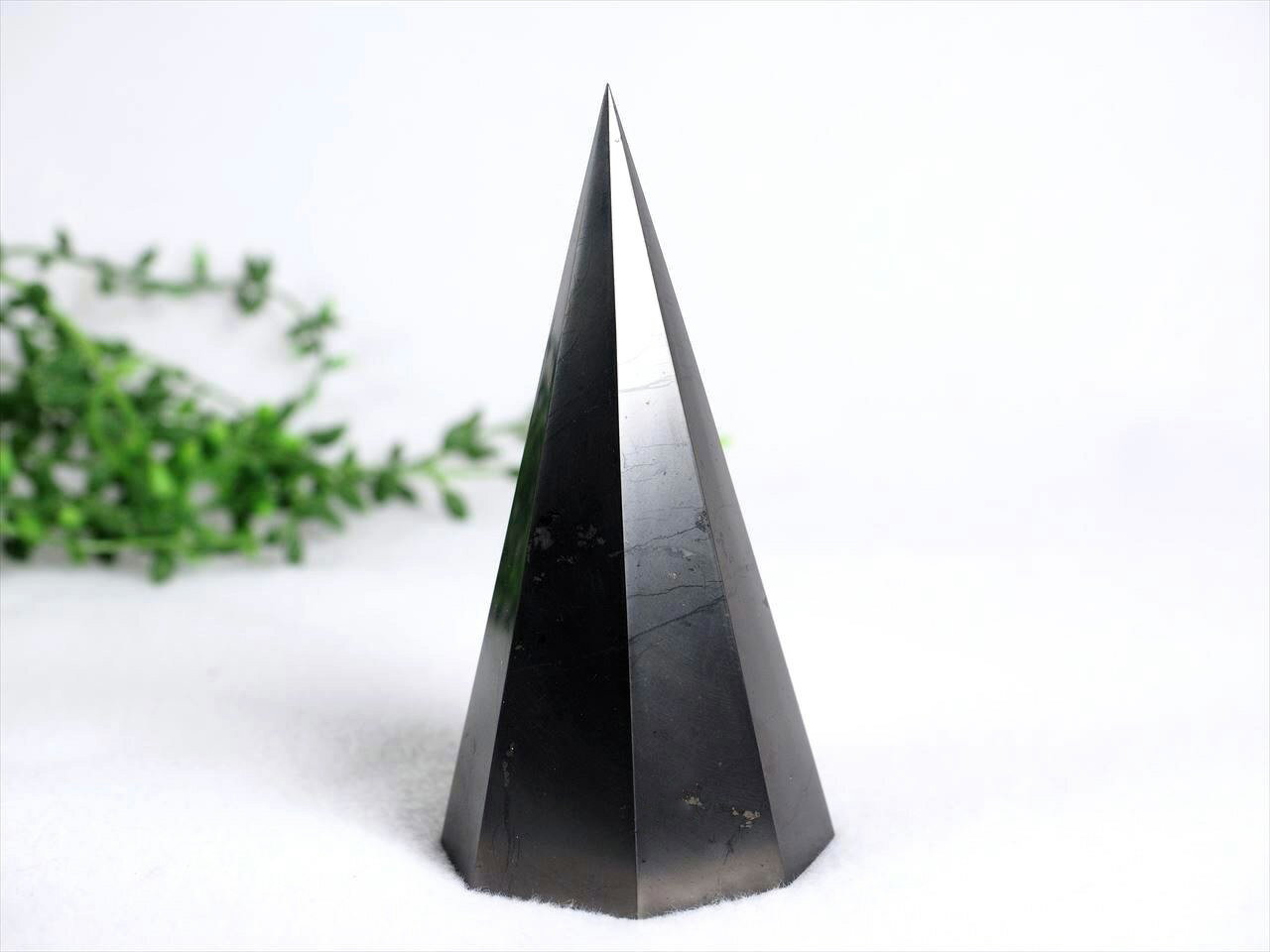 【ブラックフライデー期間中ポイント5倍】ギャランティーカード付属【シュンガイト(シュンガ石)八角柱ポイント】 高さ約55mm-65mm 地球上で唯一の天然フラー...