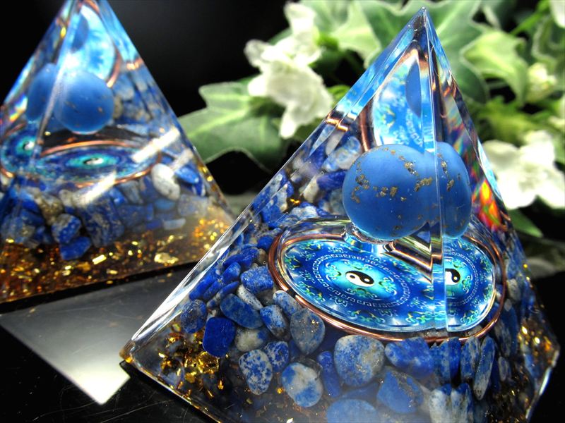 聖なる調和とエネルギー【ラピスラズリスフィア オルゴナイトピラミッド 陰陽太極図デザイン】1個売り ..