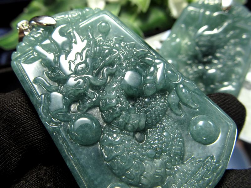 【1日23:59までポイント5倍】濃厚グアテマラブルー【天然翡翠 ジェイド(硬玉) 立体龍神彫り ペンダント..