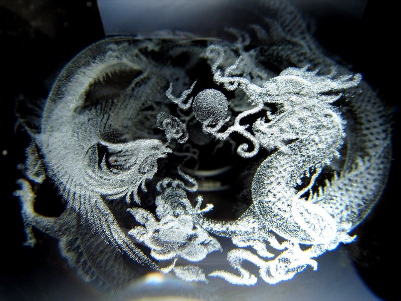 ●【鳳凰と神龍 クリスタルガラス製 丸玉 専用台座付き】直径約80mm レーザー彫刻 幻想的に浮かび上がる彫刻 ドラゴンボール 五本爪の龍 置物【人工水晶】【i...