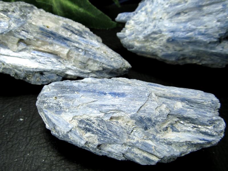 水晶共生あり1個売り 重さ約90g-120g 独立心や探究心を強める石 心安らぐペールブルーとホワイトの色合い 藍晶石