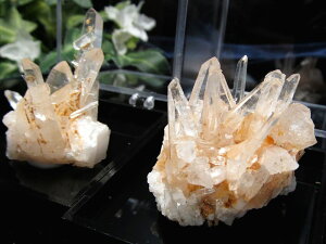 【26日01:59までクーポンで最大11%OFF】希少 国産原石【宮崎水晶(板谷水晶)結晶ミニクラスター Mサイズ】サイズ53ミリ×53ミリのケース入り ほんのりオレンジカラー ポジティブなエネルギーを引き寄せる【宮崎県 西米良村板谷産】2025年5月入荷分