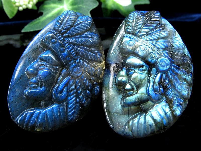 鮮やかシラー1個売り 重さ約20g-30g 繊細な天然石彫刻置物 くっきり美麗レインボーシラー 月と太陽を象徴する石 インディアンフェイス彫刻
