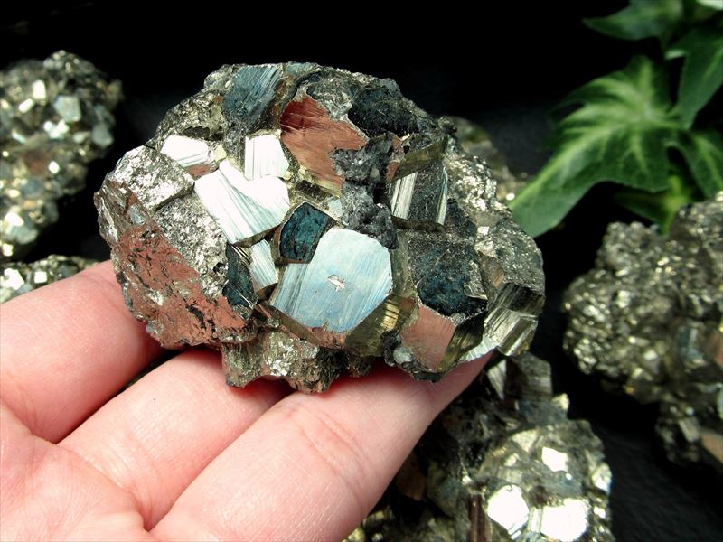 【ブラックフライデー期間中ポイント5倍】4A【パイライト(黄鉄鉱) ミニクラスター 】1個売り 60g-80g ギラギラ 迫力満点 ミニクラスター インテリアに...