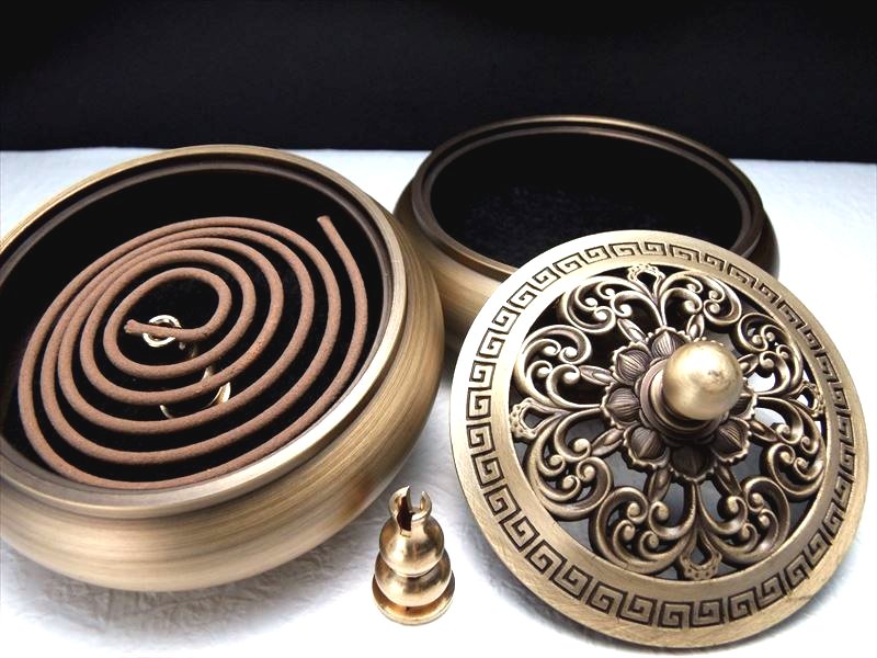 【ブラックフライデー期間中ポイント5倍】高級感のある透かし彫りから煙が立ち昇る【アラベスク柄 高級 蓋付きお香立て】幅92mm スティック・うずまき香、両方使え...