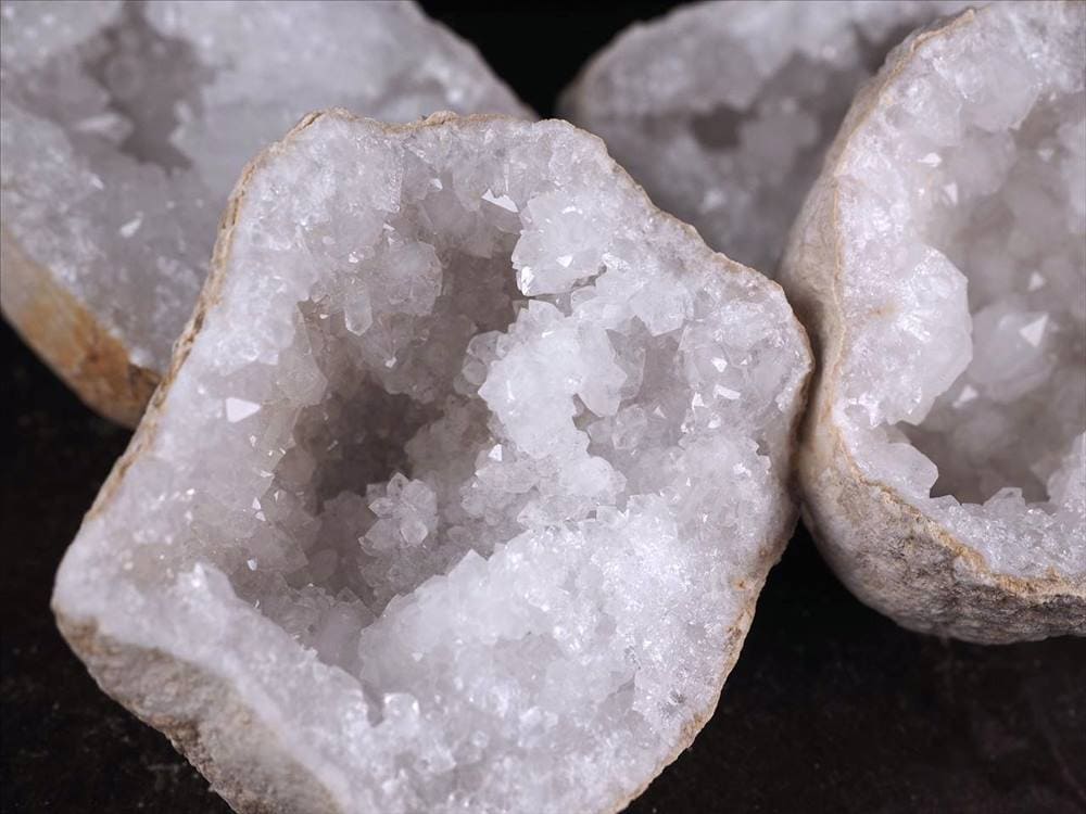 ●【モロッコ産ジオード 晶洞 水晶 原石】約500g-1kg 希少鉱物共生タイプも! 完全浄化に 極上キラキラ水晶【モロッコ産】【cl-p】 パワーストーン 天...