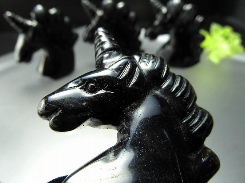 【オブシディアン ユニコーン 彫り】高さ約50mm 重さ25g-35g前後 1個売り インテリアに 風水グッズ ユニコーン 置物