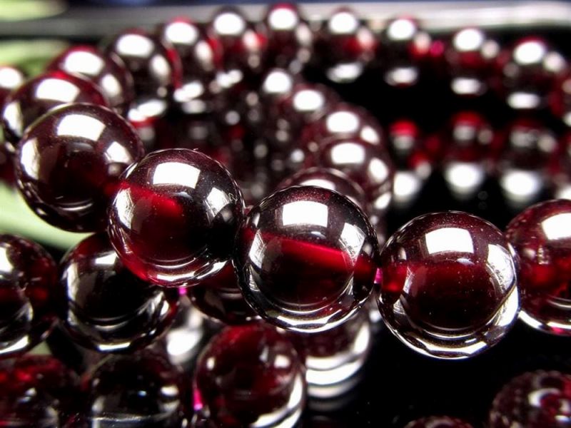 ●AA【アルマンダインガーネット ブレスレット】 7.5mm-8mm×24珠前後 上品なダークレッドカラー 中にはスター効果の珠も 王道ガーネット 1月の誕生石【インド産】 パワーストーン 天然石