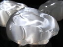 【セレナイト(透石膏)雪兎(ウサギ)彫刻置物】最大幅約8cm 1個売り 干支 縁起物 雪うさぎモチーフ 子孫繁栄・商売繁盛 聖母マリアのガラス インテリアや贈り...