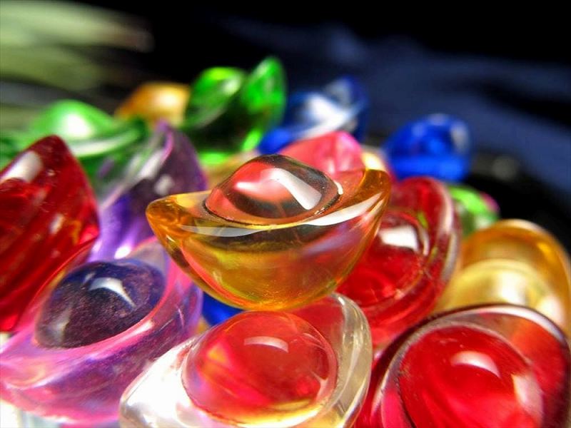 ●【ガラス製 ミニ元宝 置物セット】約100g入り 1個当たりの大きさ約1.5cm 可愛らしいミニチュアサイズ 色とりどりのガラス製