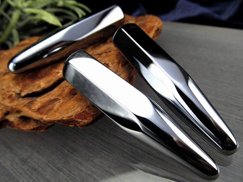 ●【テラヘルツ鉱石 ミニ マッサージ棒 携帯用ポーチ付き】長さ約55mm-60mm×太さ約12mm-13mm 1個売り つぼ押し ミニサイズ つやつや光沢で鏡の...