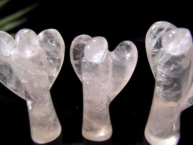 【ローズクォーツ ミニエンジェル 彫り置物】高さ約3cm-4cm 可愛いミニサイズ 幸福を運ぶ天使モチーフ ..