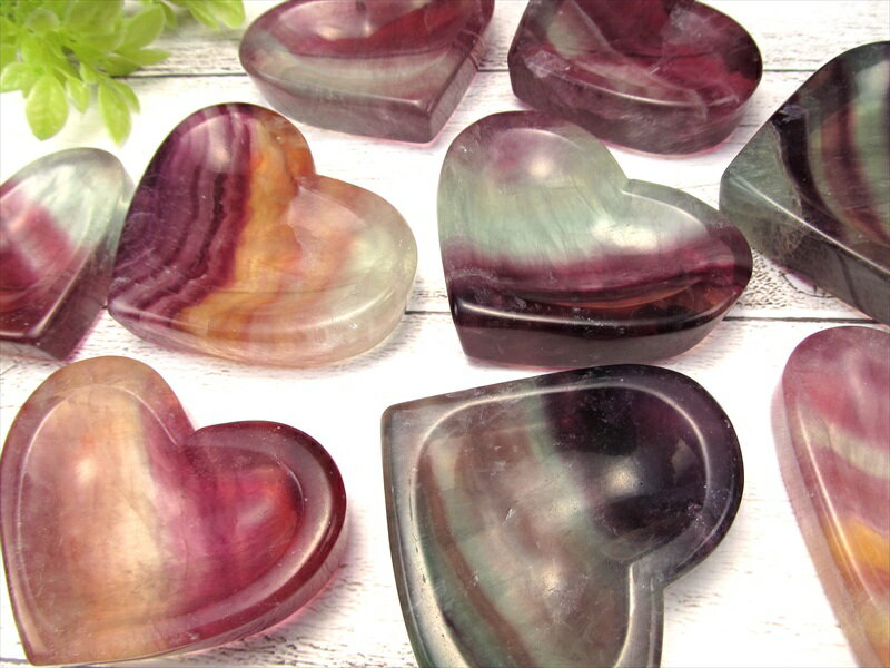 小物が浄化できる小皿【マルチカラーフローライト ハート型小皿 置物】重さ120g-140g そのまま飾っても可愛い【ブラジル産】