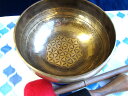 癒しの音色♪ 特大サイズ【フラワーオブライフ シンギングボウル】直径25cm 重さ1.1kg マレット枹(ばち)2種と座布団付き ヒーリングツール 一点物【瞑想...