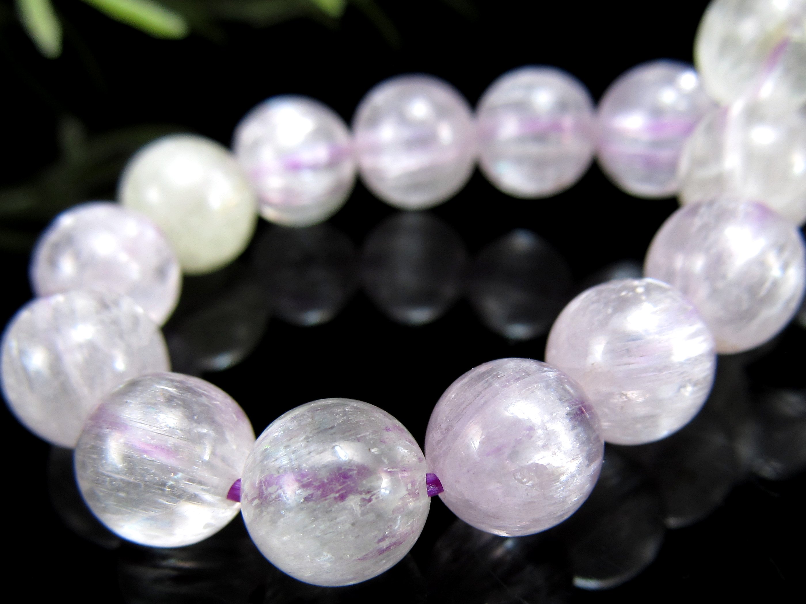 【18日23:59までポイント2倍】●4A+ 透明ライラックピンク【クンツァイト ブレスレット】7.5mm-8mm×24珠 きらりと目を引くキャッツアイ効果も キラキラ反射 リチア輝石 新しい9月の誕生石 一点物【ブラジル産】【bl-】