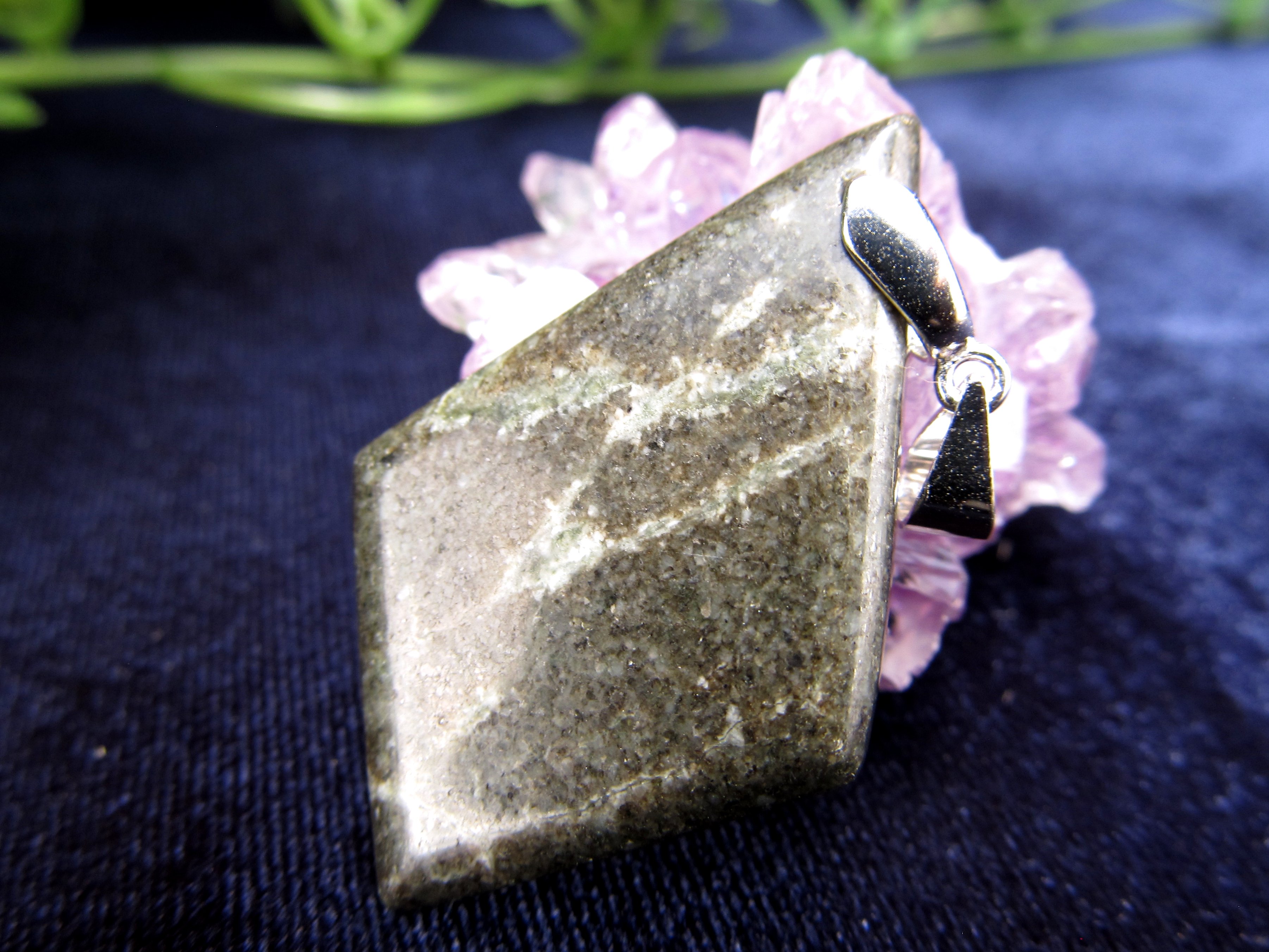 神秘の鉱石・天照石【天照石(てんしょうせき)ペンダントトップ】1点物 石サイズ縦約36mm Silver925 証明書付属【個体識別番号記載】健康・浄化・開運 桐箱付属【宮崎県産】