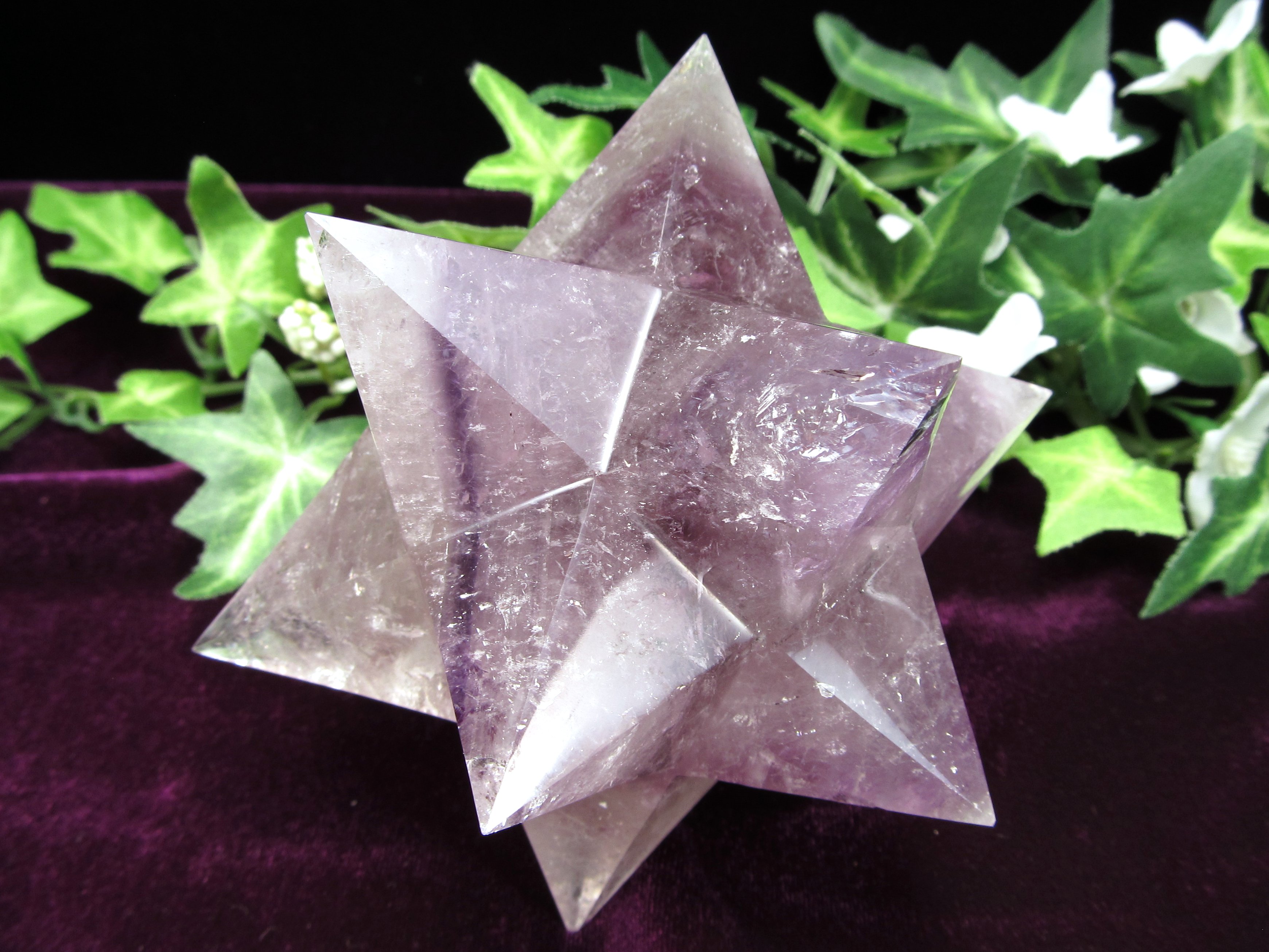 ●虹入り【アメジストファントム(紫水晶)アステロイド 小星型12面体 置物】最大幅約10.3cm 重さ約486g 最高の形状 五芒星と六芒星と正十二面体を兼ね備...