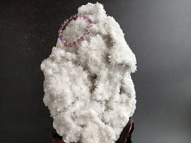 【岡崎市店舗にて先行販売中】大地が育んだ光の宇宙!【水晶 クラスター 専用木製台座付】最大幅約210mm 重さ6304g 最高級 浄化 清らかな力をもつ全能の石...