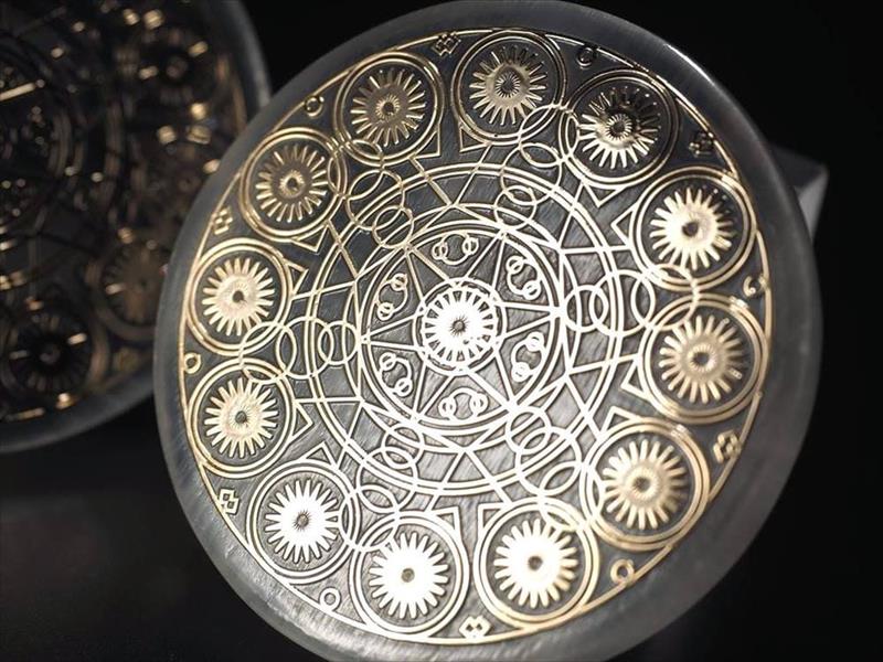 大人気商品!! 【美品キャッツアイ セレナイト (ジプサム 透石膏) 魔法陣デザイン サークル型プレート】【タイプA】直径約4.5cm×厚さ約1.0cm 1個売り 聖母マリアのガラス シルクのような繊維質【モロッコ産】