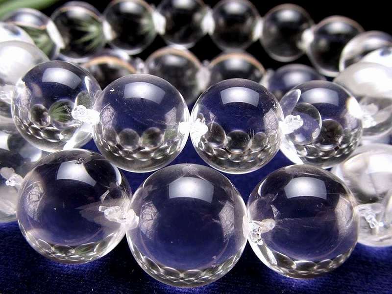 光を受けてレンズのように輝く【天然水晶 ブレスレット】約12mm-13mm×16珠前後 一粒が強調されるサイド..