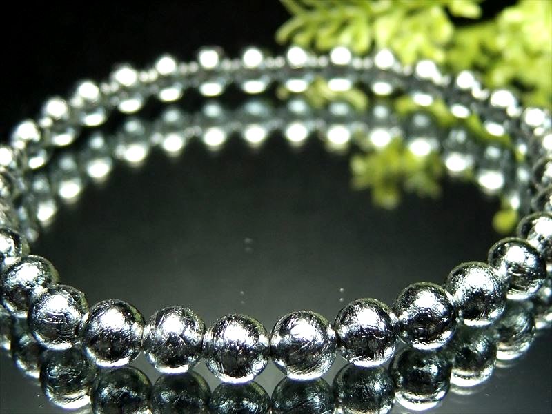 店頭展示中【鑑別書付き】希少レア!本物【ギベオン ブレスレット】6mm×32珠 シルバー 約4億5千万年前のミステリアスな宇宙から来た鉱物 1点物【ナミビア産】