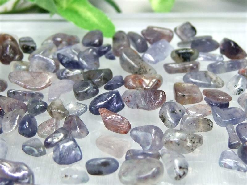 ●アベンチュレッセンスの粒有り【アイオライト (菫青石) さざれ】100g 約4mm-13mm 独特の青みが人気のアイオライト 夢や目標へ導く石【インド産】【s...