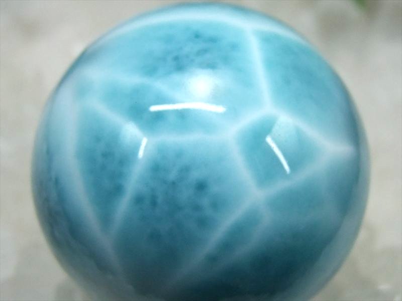 バイヤー厳選 水面のような模様が美しい 4A【極上ラリマー(ブルーペクトライト)丸玉 K9台座付き】重さ 45.8g φ 31.5mm【ドミニカ共和国産】 パワ...