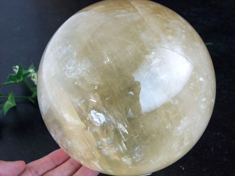 迫力の特大玉・虹入り! 別格4A【ゴールデン カルサイト 丸玉 台座付】直径149mm 重さ4764g 繁栄と成功の象徴 丸玉置物 一点もの【メキシコ産】 パワ...