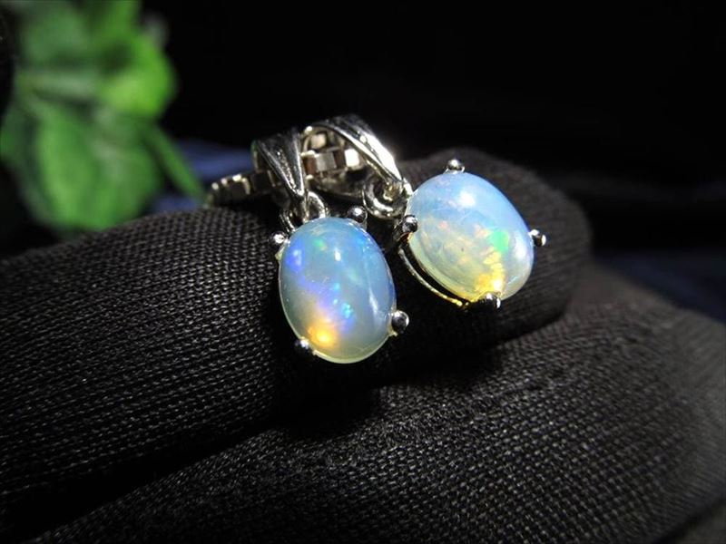 シルバーカラー【プレシャスオパール(蛋白石)ペンダントトップ ぷっくりオーバル型】 石サイズ縦約9mm SILVER925 幸運を呼び込む石 【メキシコ産】 パワーストーン 天然石