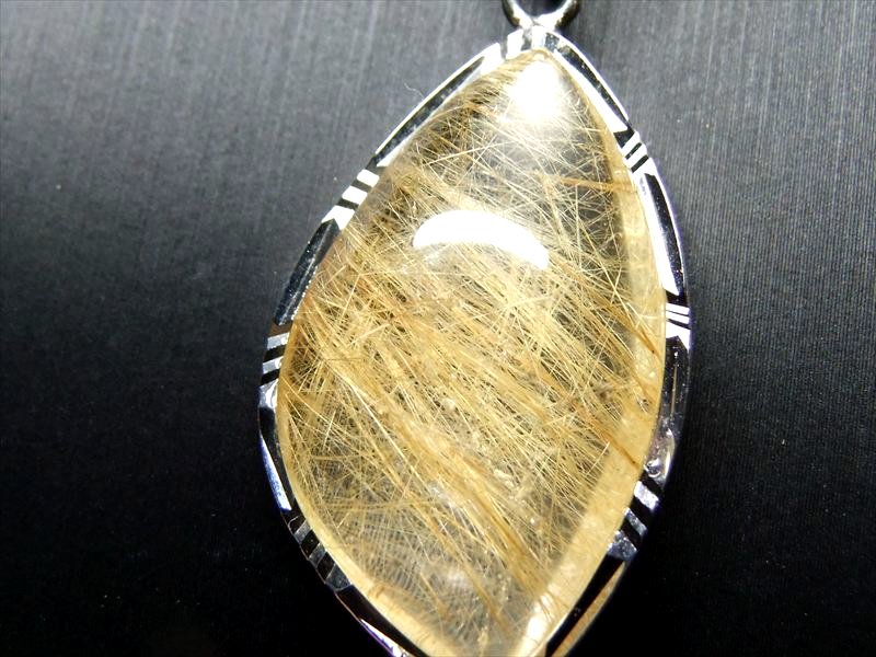 超透明 5A【ゴールドルチルクォーツ リーフ型ペンダントトップ】縦約29mm 重さ約9.1g 超透明 煌めく金針 金運をもたらす石 1点物【ブラジル産】