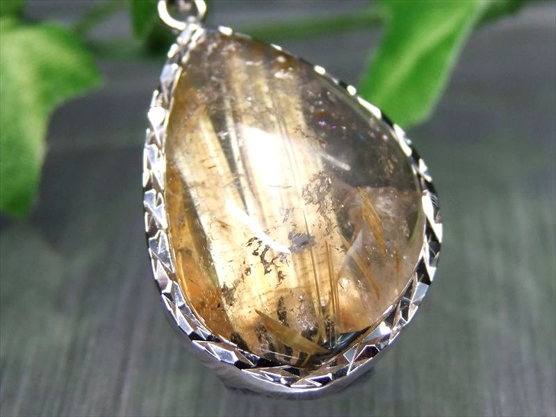 極太タイチン針入り S級【ヘマタイト入り タイチン ゴールドルチルクォーツ ペンダントトップ】重さ約8.4g 縦約25mm 煌々と輝く黄金タイチン入り 装飾枠付 Silver925 1点物【ブラジル産】 パワーストーン 天然石