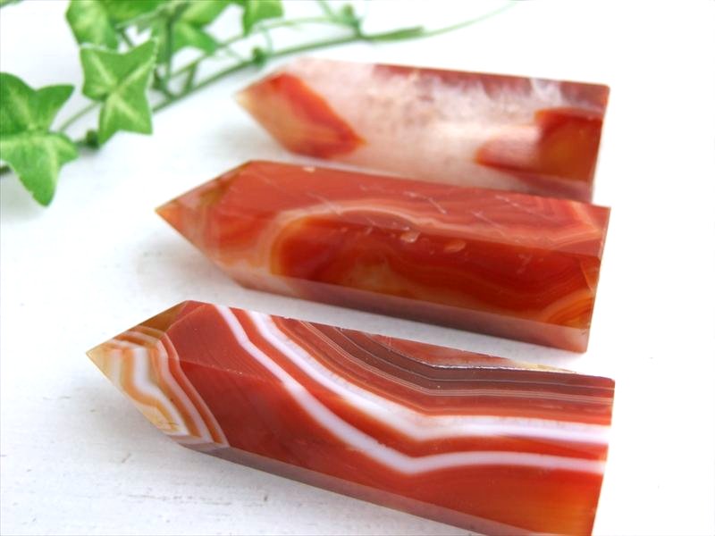 ●縞々模様の天然石【サードオニキス ポイント置物】1個売り 重さ約60g-80g 自然がつくりあげた神秘的なアート 8月の誕生石 赤縞瑪瑙 サードニクス サードニックス【ブラジル産】 パワーストーン 天然石
