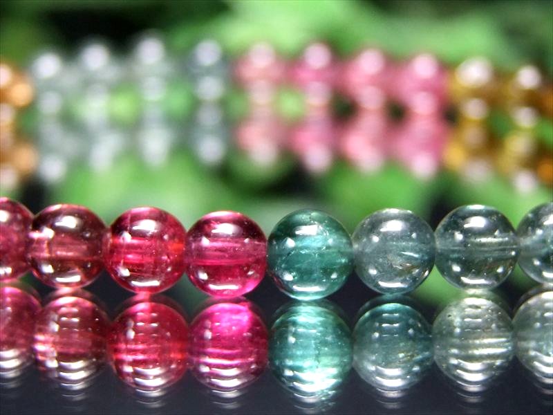 サイズ・重さなど 5ミリ-5.5ミリ×37珠 手首回り16.5cm。手首回りピッタリに直せます!お買い上げ後コメント欄にて手首回りをお知らせください。(増やす場合はご相談ください。) 産地・原産国 南アフリカ コンゴ産 グレードなど S級クラス（ロイヤルクラス） 名称など MIXトルマリン(電気石) 商品説明 ※バイヤー厳選、完全宝石級のパライバ・インディゴ珠が入っています、この数珠だけでもこの値段に見合うのでは？　バイヤー厳選の海外仕入れです、お早めに！！ ポップなキャンディーカラーが可愛らしい、明るめMIXタイプのトルマリンのブレスレットが入荷しました！10月の誕生石・宝石としても知名度の高いトルマリン。電気石という和名は熱を加えると静電気を発する特性からそう名づけられました。特定の条件下でマイナスイオンを発生するともいわれ、また他に類を見ないほどに多くのカラーバリエーションが存在するのも特徴の鉱物です。希少な透明タイプでマルチカラーの発色もよく、とても綺麗なオススメの逸品です。女性に人気のピンクトルマリンの珠も入っていますよ！上質なトルマリンは北米でも大変人気で、展示会などでは透明な結晶を捜し求める大勢の方がいるなど、天然石・宝石界では欠かせない石です！最近では中国での人気から価値・価格が上昇しており、極上品は希少です！お買い逃しなく！！そのままの使用はもちろん、バラしてパーツ使いとしてもオススメです！少量限定の激安お買い得商品ですのでお早めに！ ご注意事項 ※1点物のため、現物の商品を撮影しております。※出来る限り自然な色みになるよう撮影を心がけておりますが、お使いのディスプレイ環境によって表示される色みに差が出る場合があります。 ご了承ください。天然石ですので多少の傷、クラックはあります。宜しくお願い致します。最後にあなたに幸福が訪れますように(*^_^*) 関連キーワード 天然石 パワーストーン 海外直輸入 バイヤー厳選 プレゼント ギフト メンズ レディース 卸し 卸価格 実店舗 ハンドメイド サイズ直し コムローズ comrose