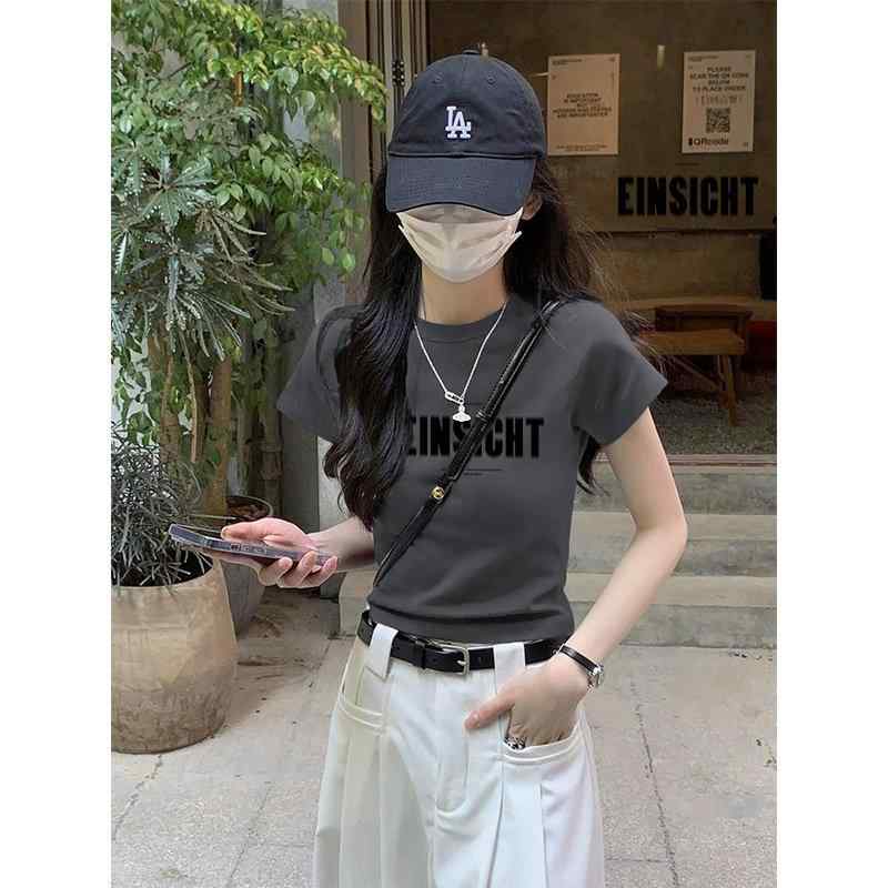 Tシャツ レディース 半袖 トップス カットソー 綿100％ コットン 正肩 ショート丈 丈短め コンパクト 小さめ シルエット クルーネック 丸首 プリント ロゴ入り カジュアル スタイルアップ 着痩せ 細見え 普段使い デイリーユース インナー 重ね