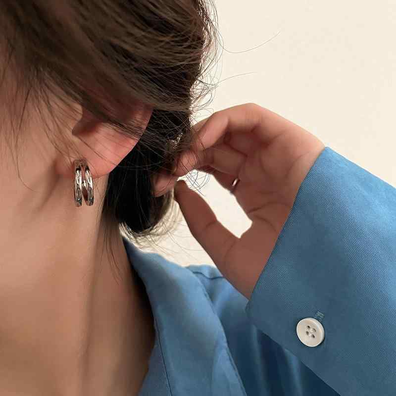 ピアス レディース 両耳用 ダブルリング フープピアス ゴールドカラー 小ぶり シンプル アクセサリー 輪っか 耳飾り 小さめ デザイン 上品 高級感 普段使い オフィス カジュアル 大人かわいい 華奢 おしゃれ 流行り ジュエリー トレンド ミニマル 重