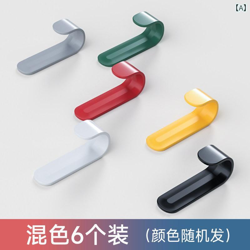 フック 壁 壁掛け 壁に穴を開けずに強力な粘着力で掛けられるフック。キッチンや玄関などの壁を傷つけずに重いものを掛けることができます。