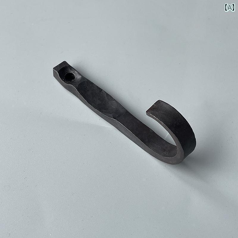 フック 引っ掛け 金具 のアイアンフックは鍛造で鉄を形作ったクラフトアイテムで壁に取り付けて収納や..