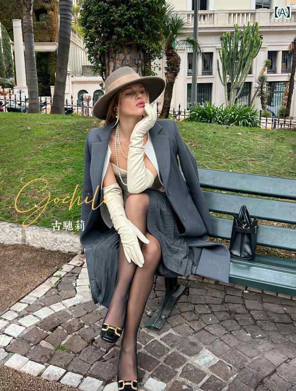 10デニールのベルベット製薄手触りのナイロンストッキング。ワンカラーのレイカ素材で魅惑的ブラックブ..