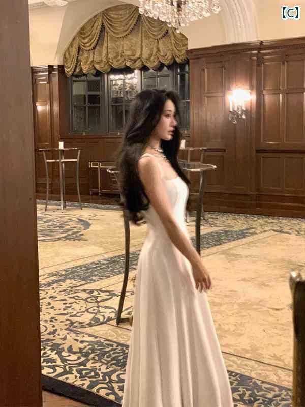 一瞬間赤いUネックのストラップの付いたワンピース2024年のフレンチスタイルで上品なAラインスカート。