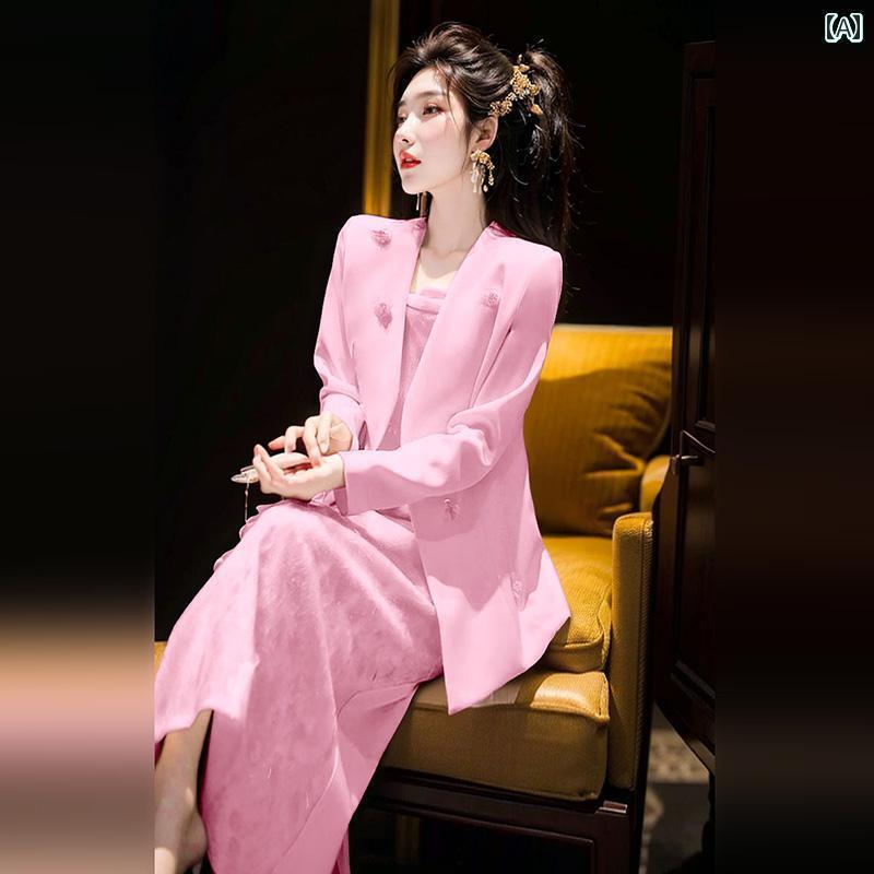 2025春季は上品な雰囲気のお姉さまスタイルに軽やかでオフィス向けピンクのスーツジャケットを組み合わ..