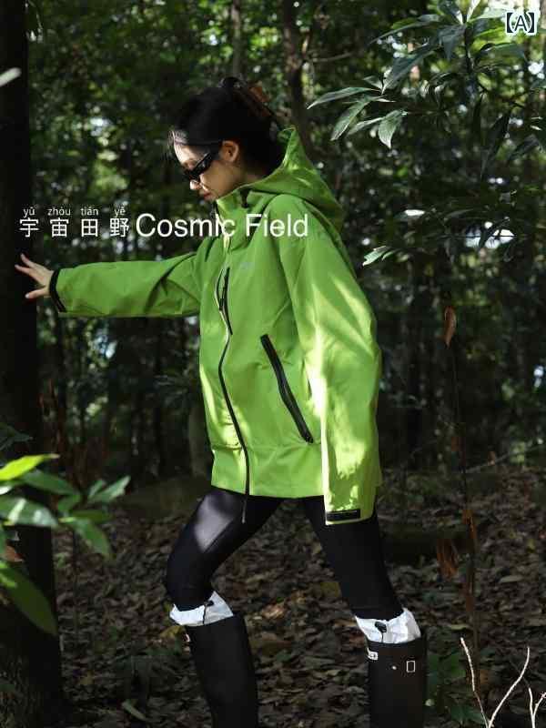 2024年秋シーズン用の山岳向けアウトドアハードシェルジャケットチベット向けフード付き登山服キャンプやハイキング用の防風防水ウィンドブレーカー。