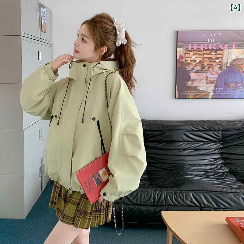 アウター パーカー アウトドア 2025年の。 浅い青色のスタイリッシュなカジュアルフード付きレディースブルゾン。早春のに韓国系スタンドカラーのショートアウター。アウトドアに最適。