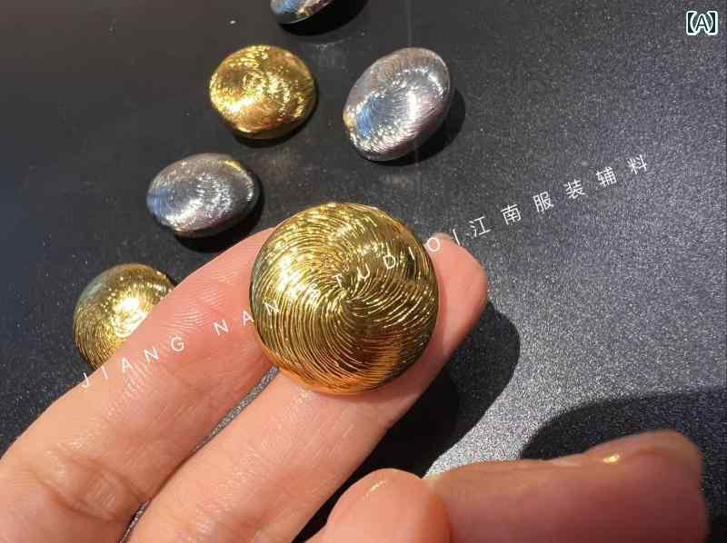 ボタン　カジュアル　アクセサリー レトロ 2 色の ブラシを かけられた 渦巻きの 金属 ボタンの セータ..