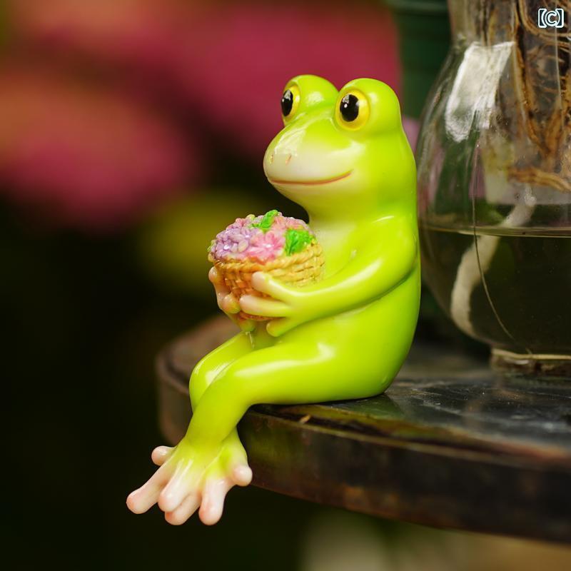 装飾　飾り　ディスプレイ の ウサギが 家に 座って テーブルを 読んで テレビキャビネットの 装飾品 植木鉢の 装飾 庭の 中庭の 風景を 作成 します(3)